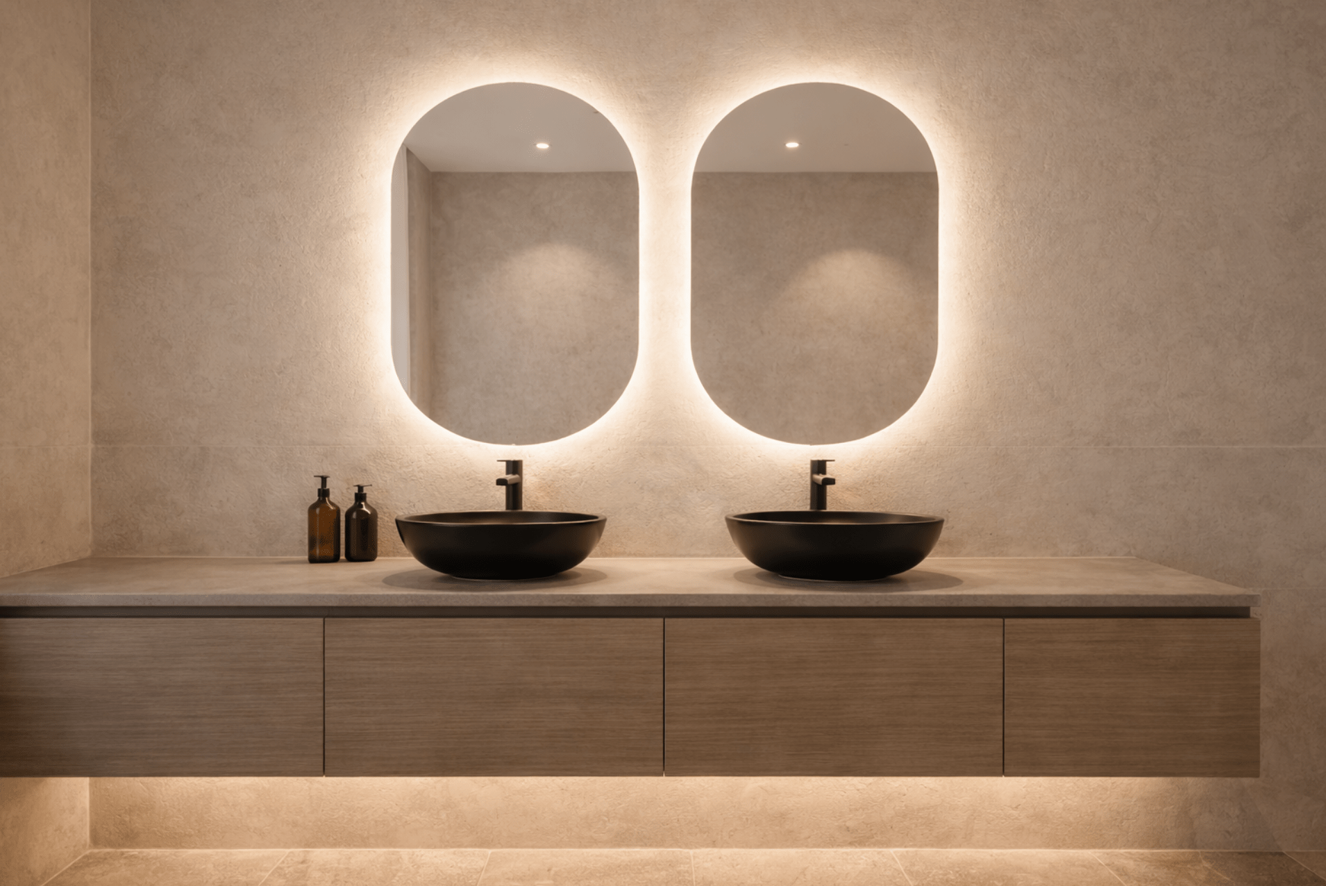 eclairage-salle-de-bain-meuble-retroeclaire Éclairage salle de bain avec meuble vasque suspendu rétroéclairé et miroir lumineux sur mur en béton ciré crème
